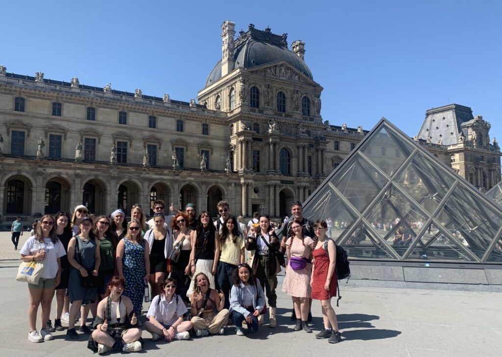 Groupe d'étudiants d'Arts, lettre et communication devant le Musée du Louvre
