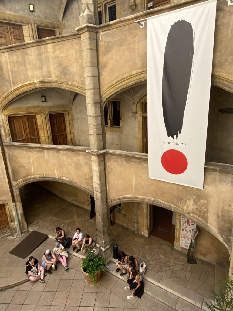 Groupe d'étudiants d'Arts, lettre et communication devant le Musée de l'imprimerie à Lyon