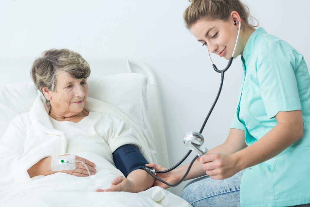 Infirmière prenant soin d'une personne âgée