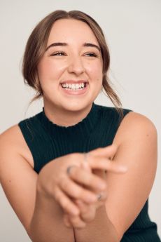 Personnes diplômées interprétation théâtrale - Lara Corbeil